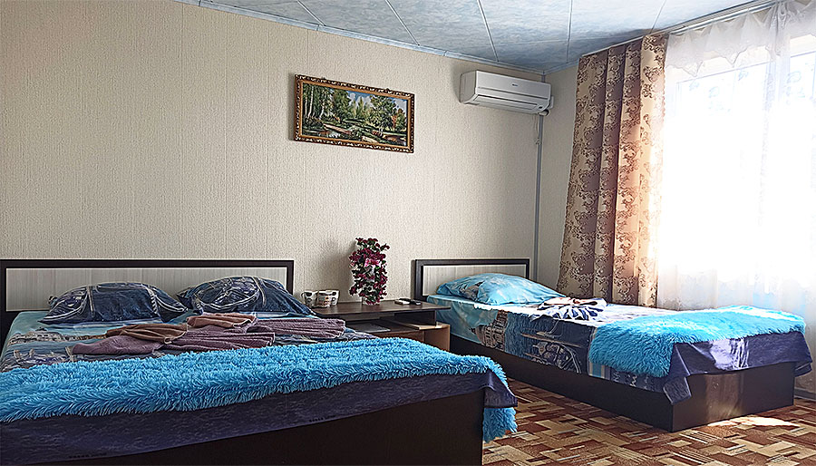 3х местный номер с санузлом в гостевом доме "Наталья" в станице Должанской
