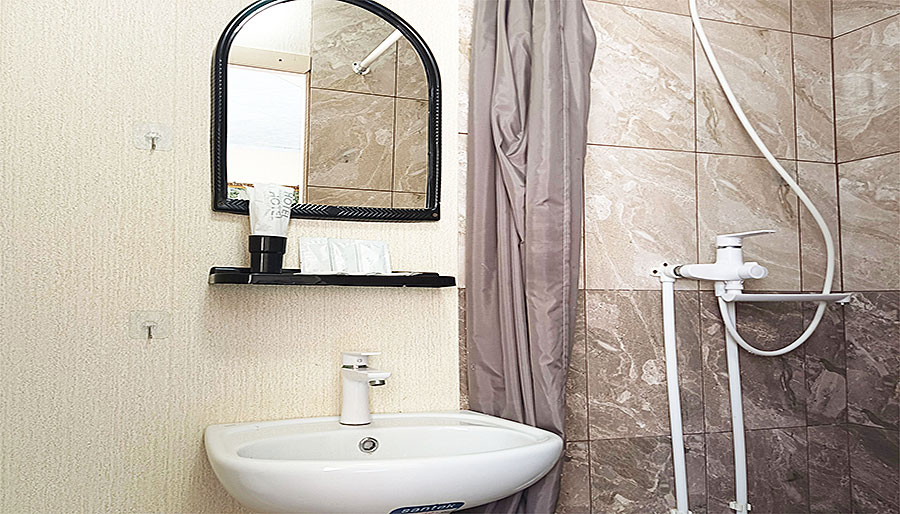 3х местный номер с санузлом в гостевом доме "Наталья" в станице Должанской